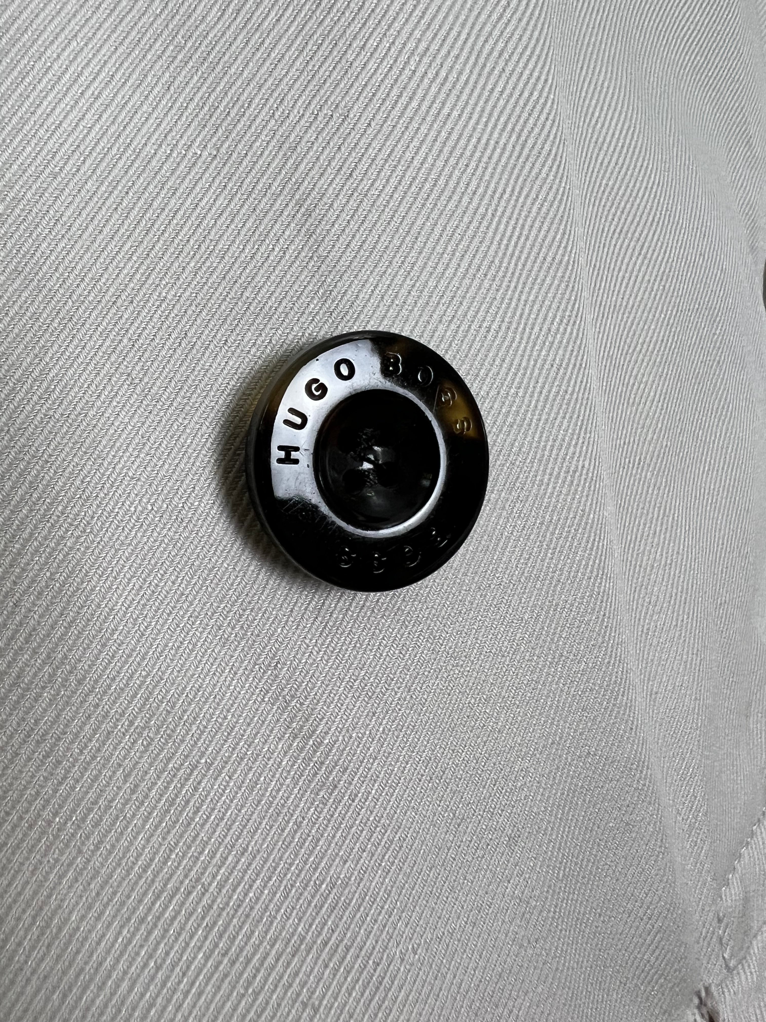 Hugo Boss бял шлифер с две колони копчета