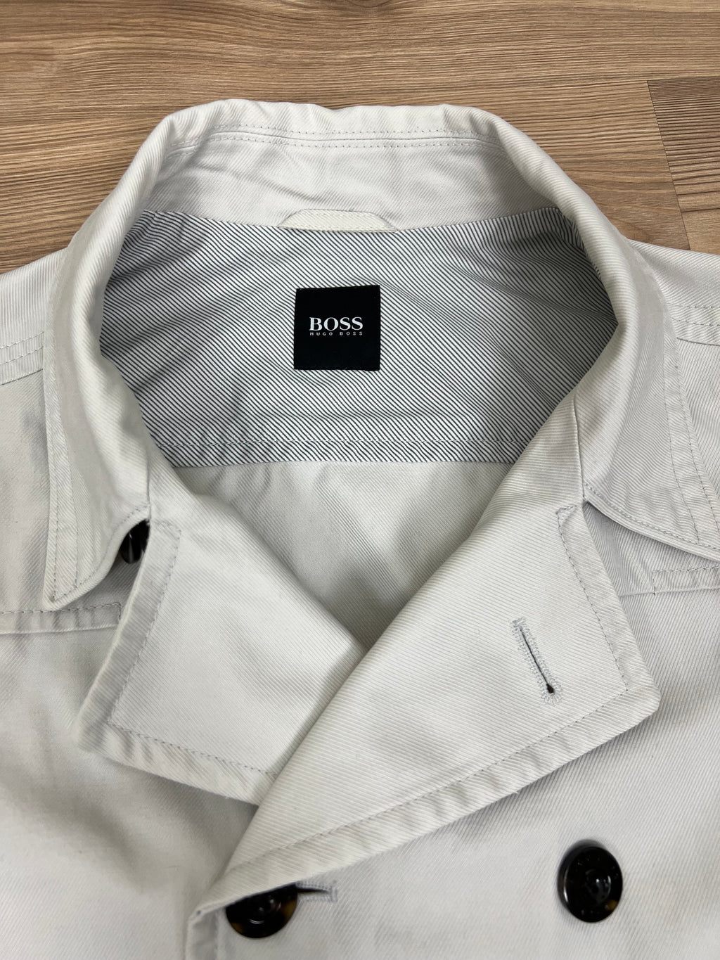 Hugo Boss бял шлифер с две колони копчета