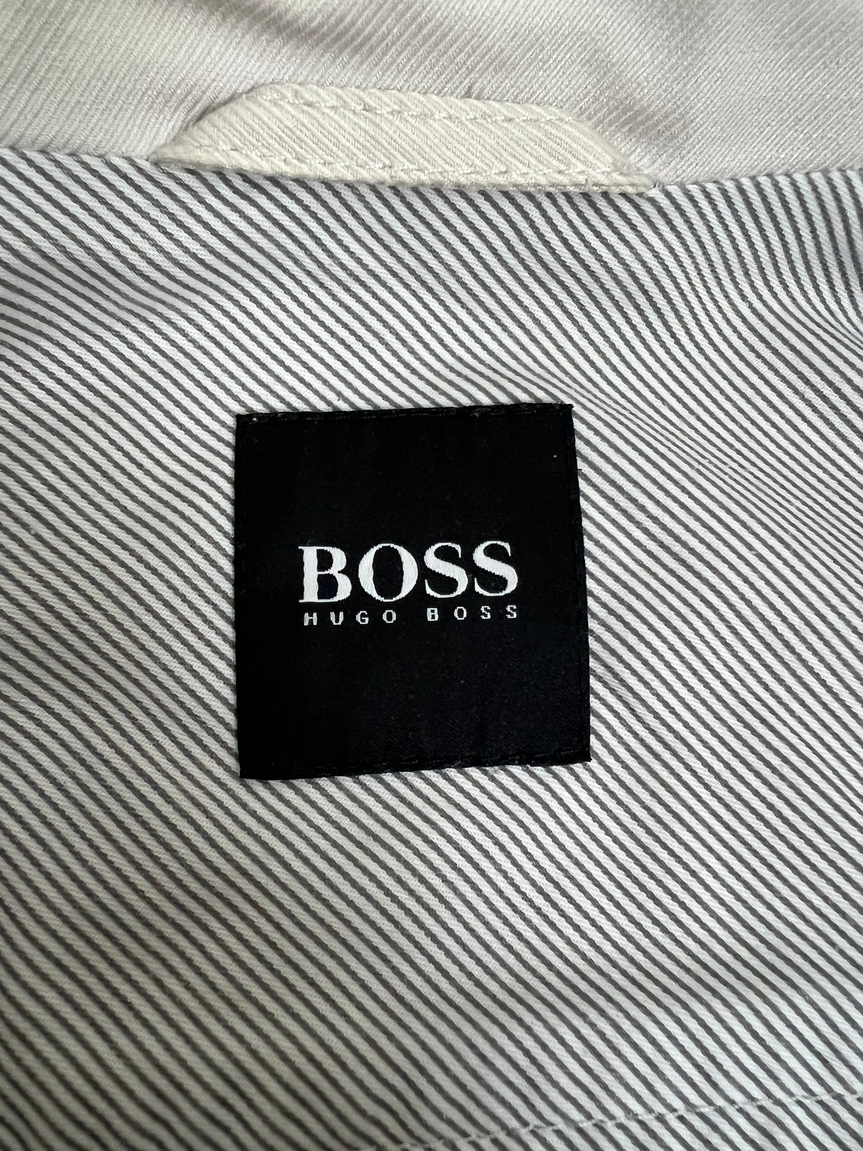 Hugo Boss бял шлифер с две колони копчета