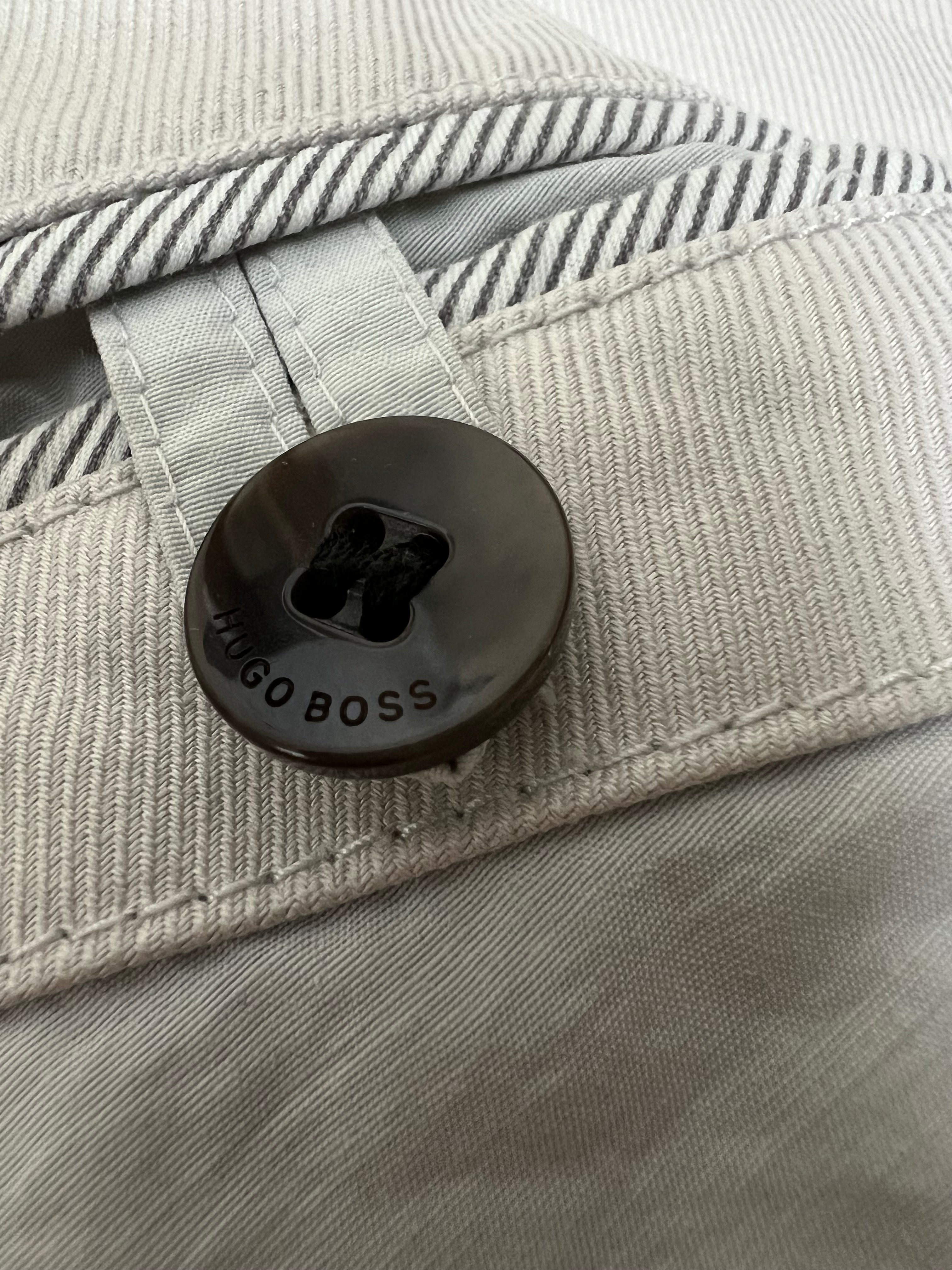 Hugo Boss бял шлифер с две колони копчета