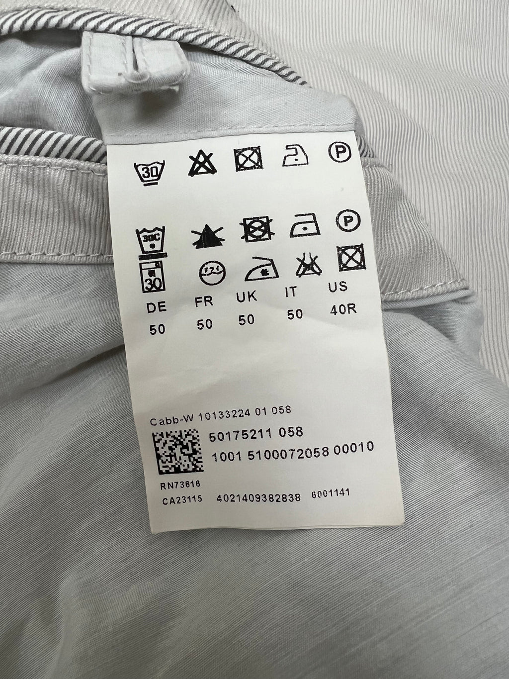 Hugo Boss бял шлифер с две колони копчета