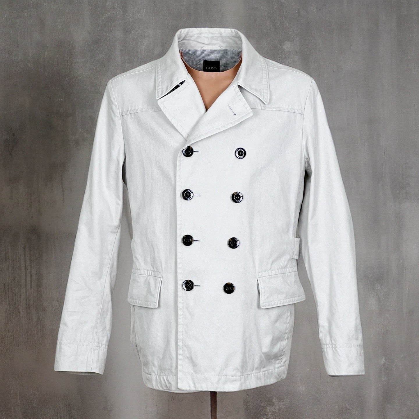 Hugo Boss бял шлифер с две колони копчета