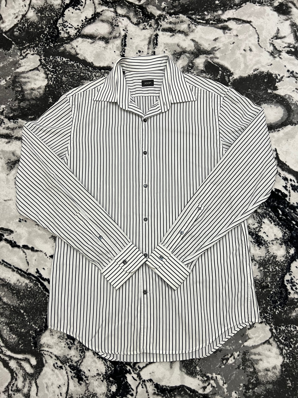 Joop бяла раирана риза с черни раета