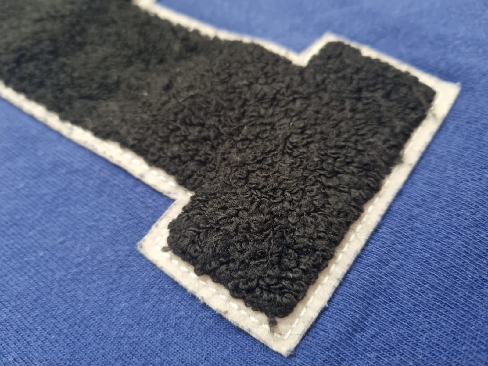 Pepe Jeans синя блуза с черно плюшено лого