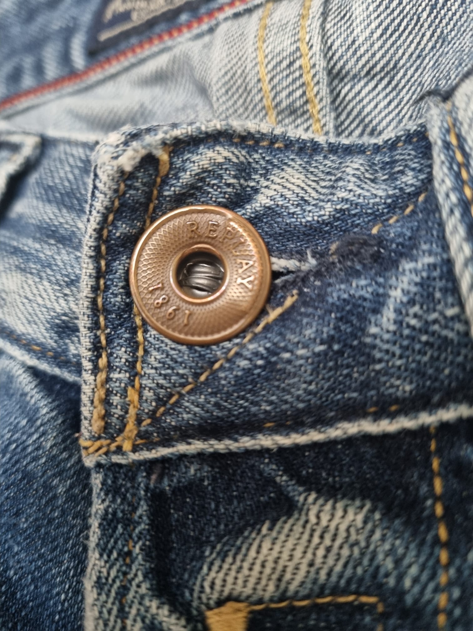 Replay светлосини дънки с кръпки