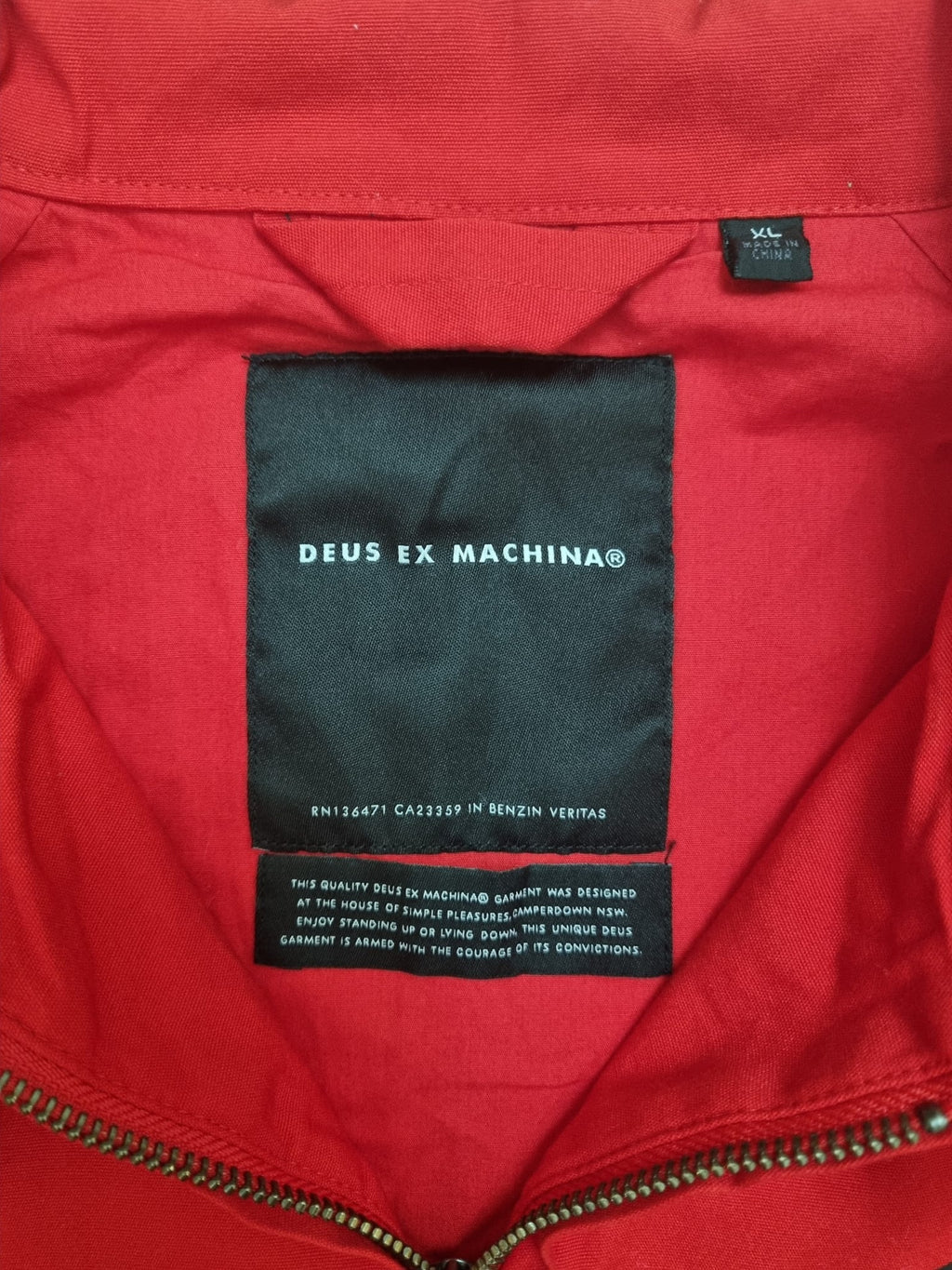 Deus Ex Machina червено яке