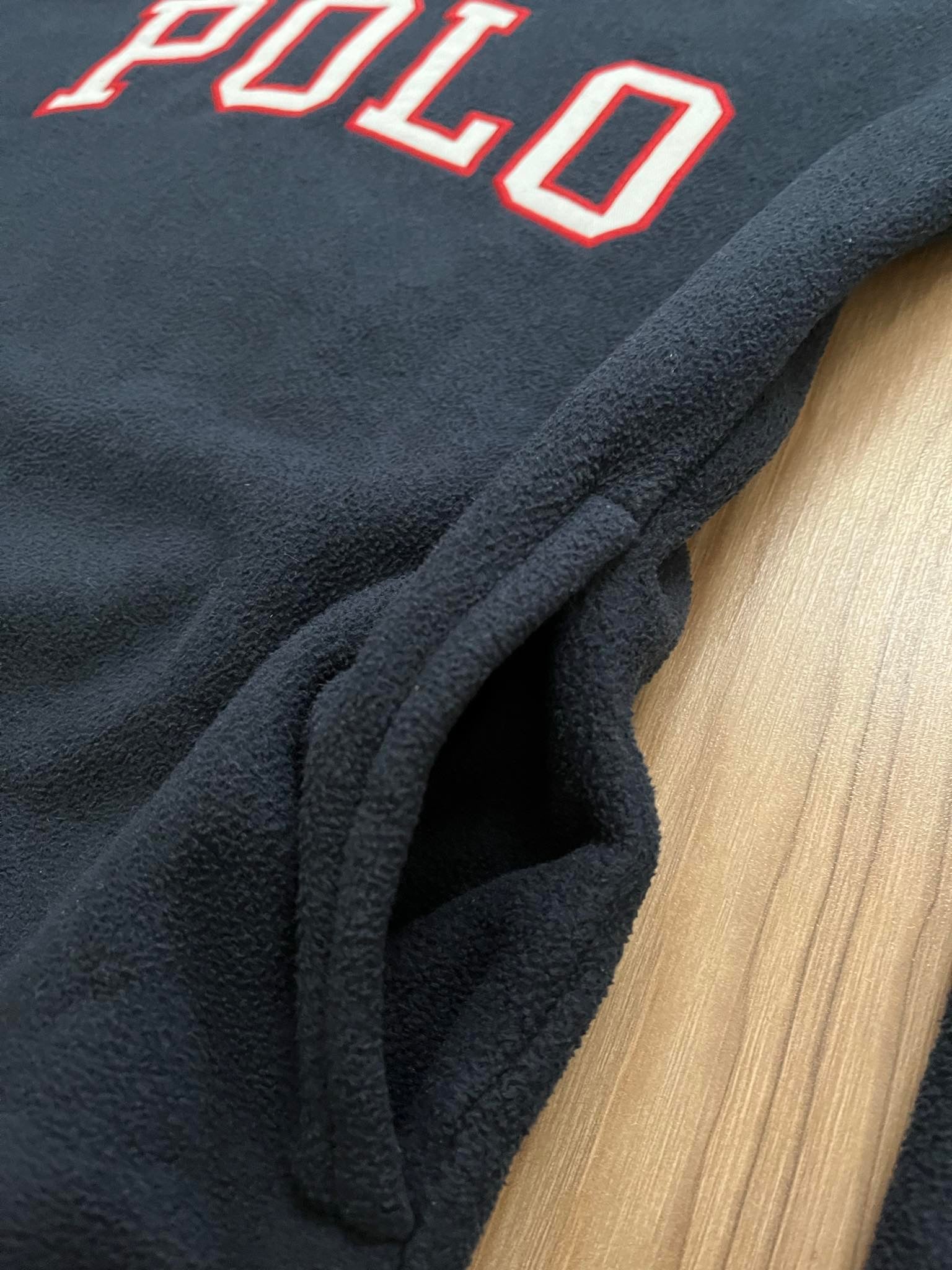 Polo леко тъмносино поларно горнище с  червена яка и 1/4 цип