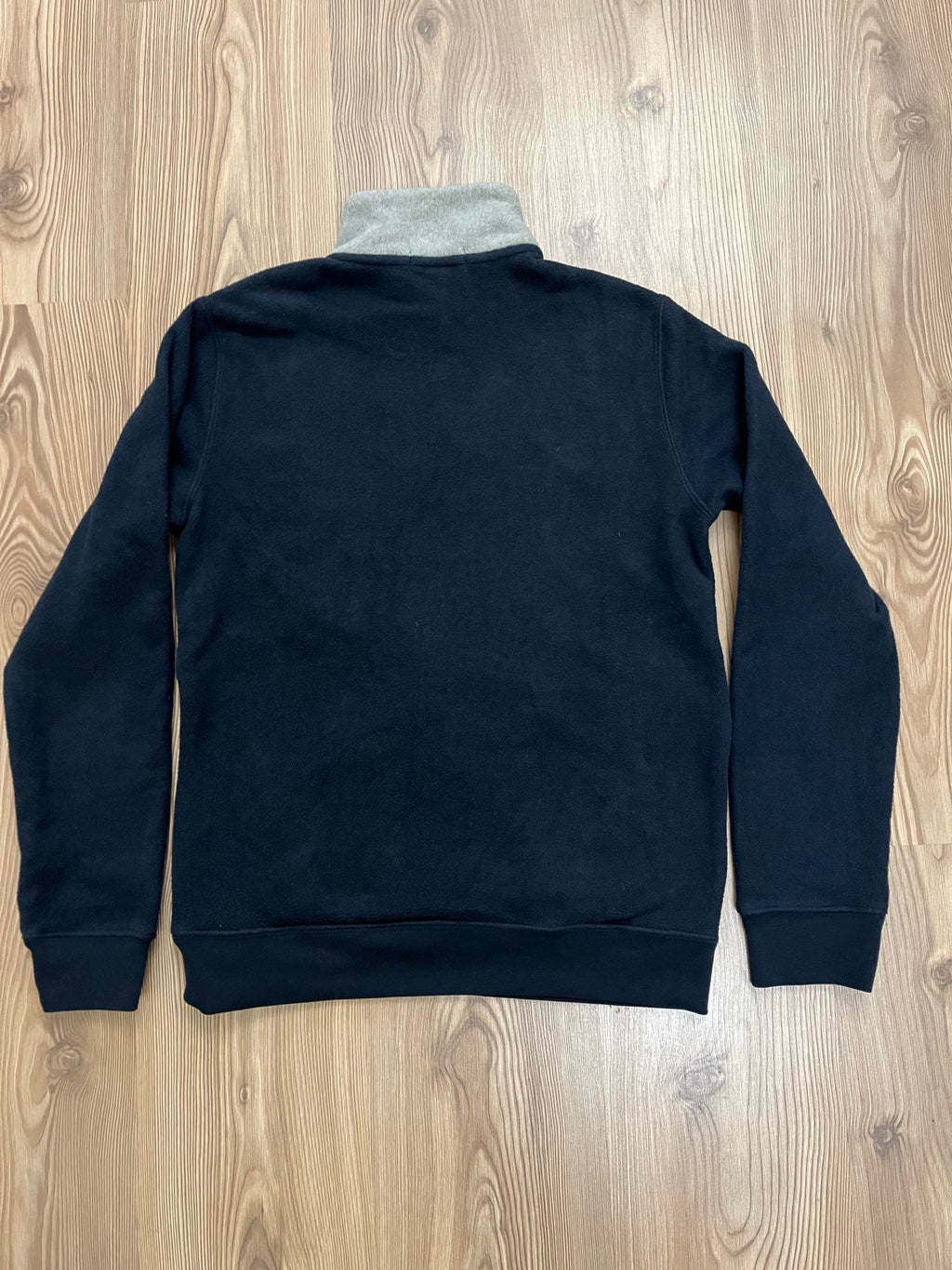 Polo леко тъмносино поларно горнище с  червена яка и 1/4 цип