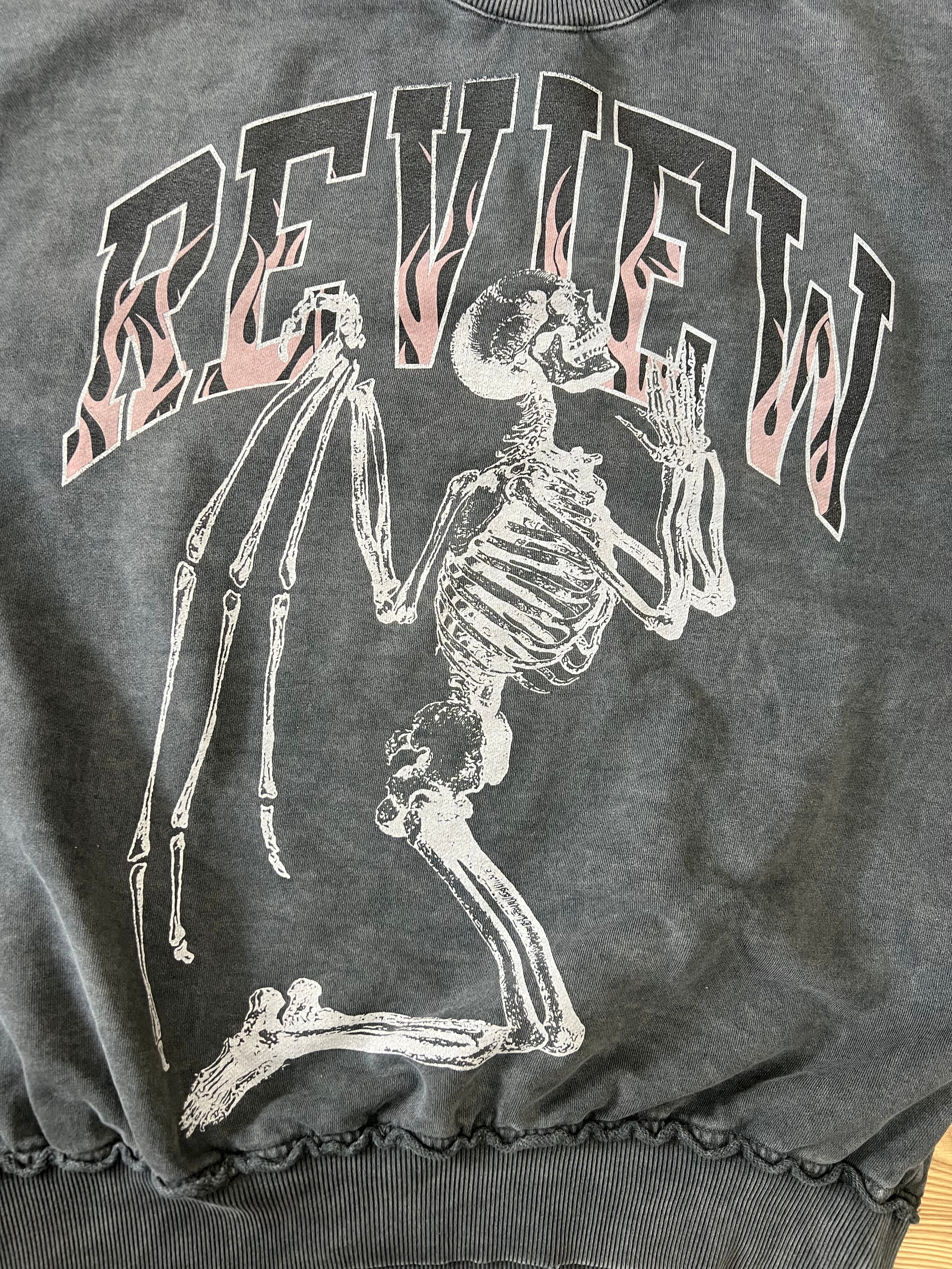 Review сива блуза щампа със скелет