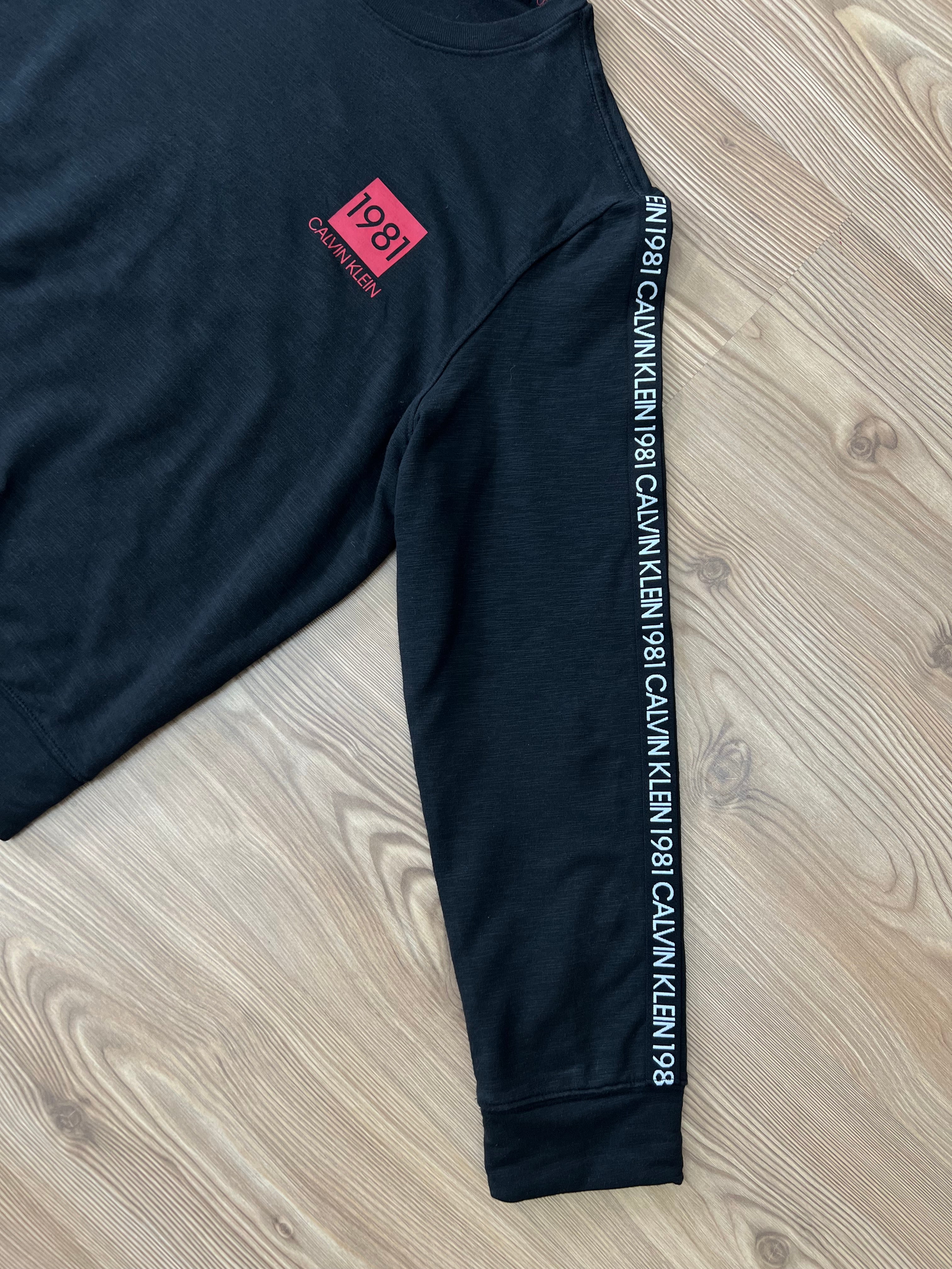 Calvin Klein черна блуза ленти на ръкавите