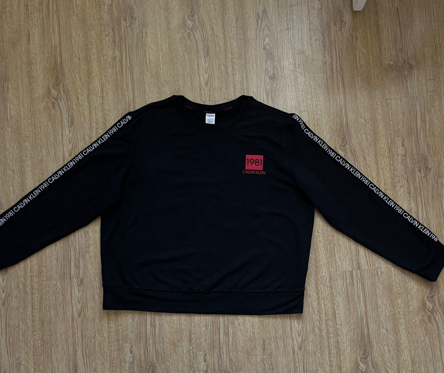 Calvin Klein черна блуза ленти на ръкавите