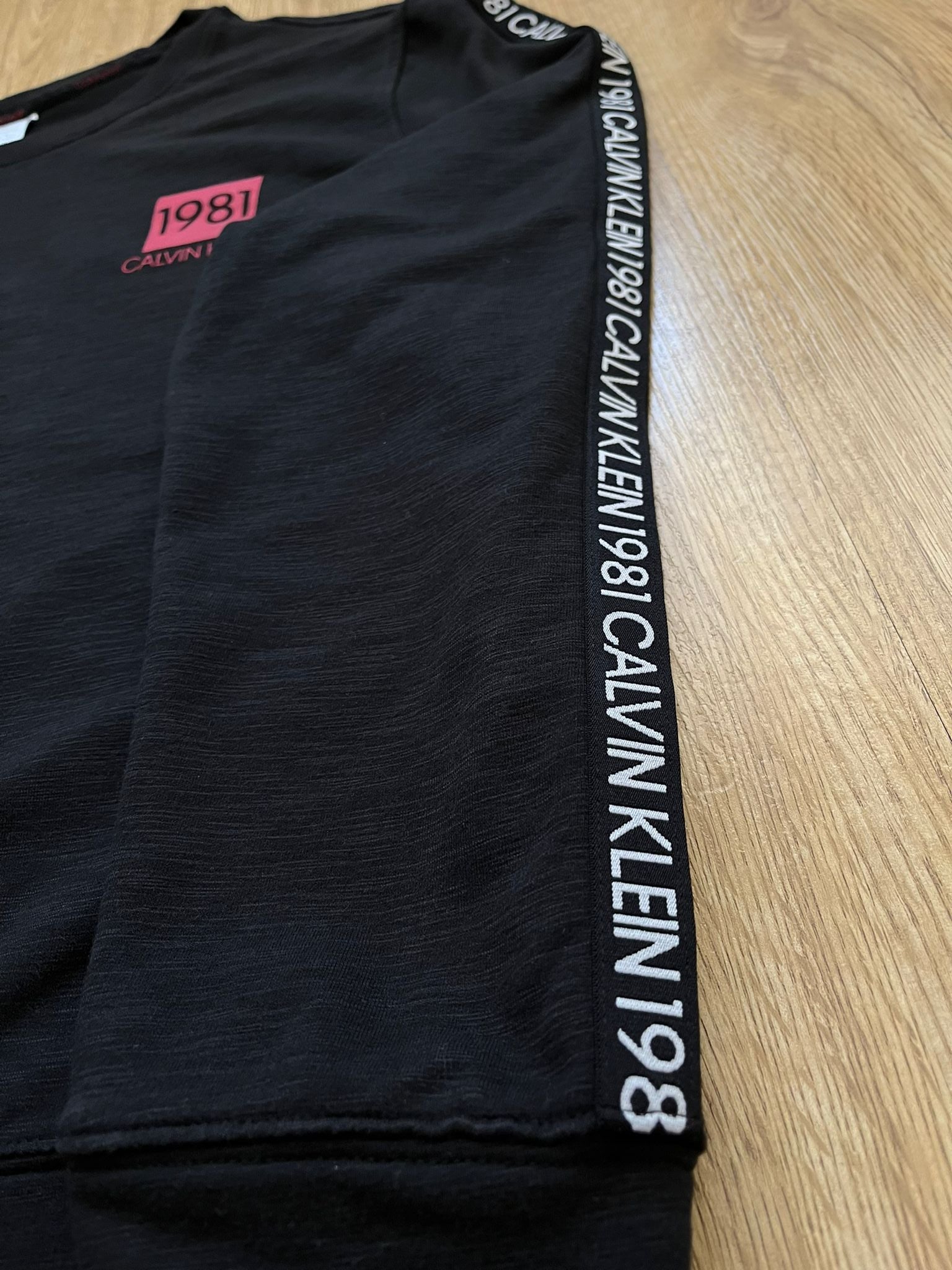 Calvin Klein черна блуза ленти на ръкавите