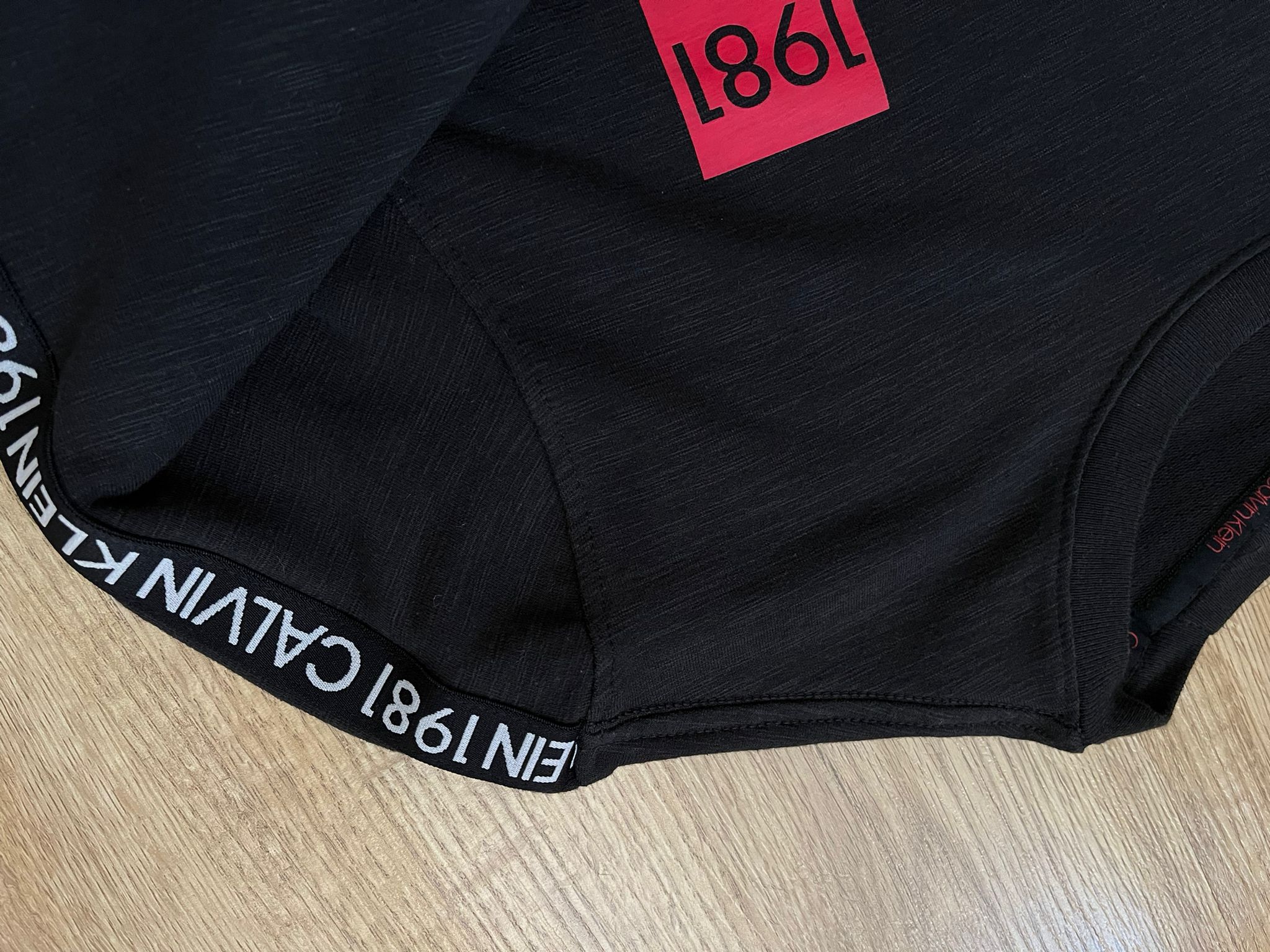 Calvin Klein черна блуза ленти на ръкавите