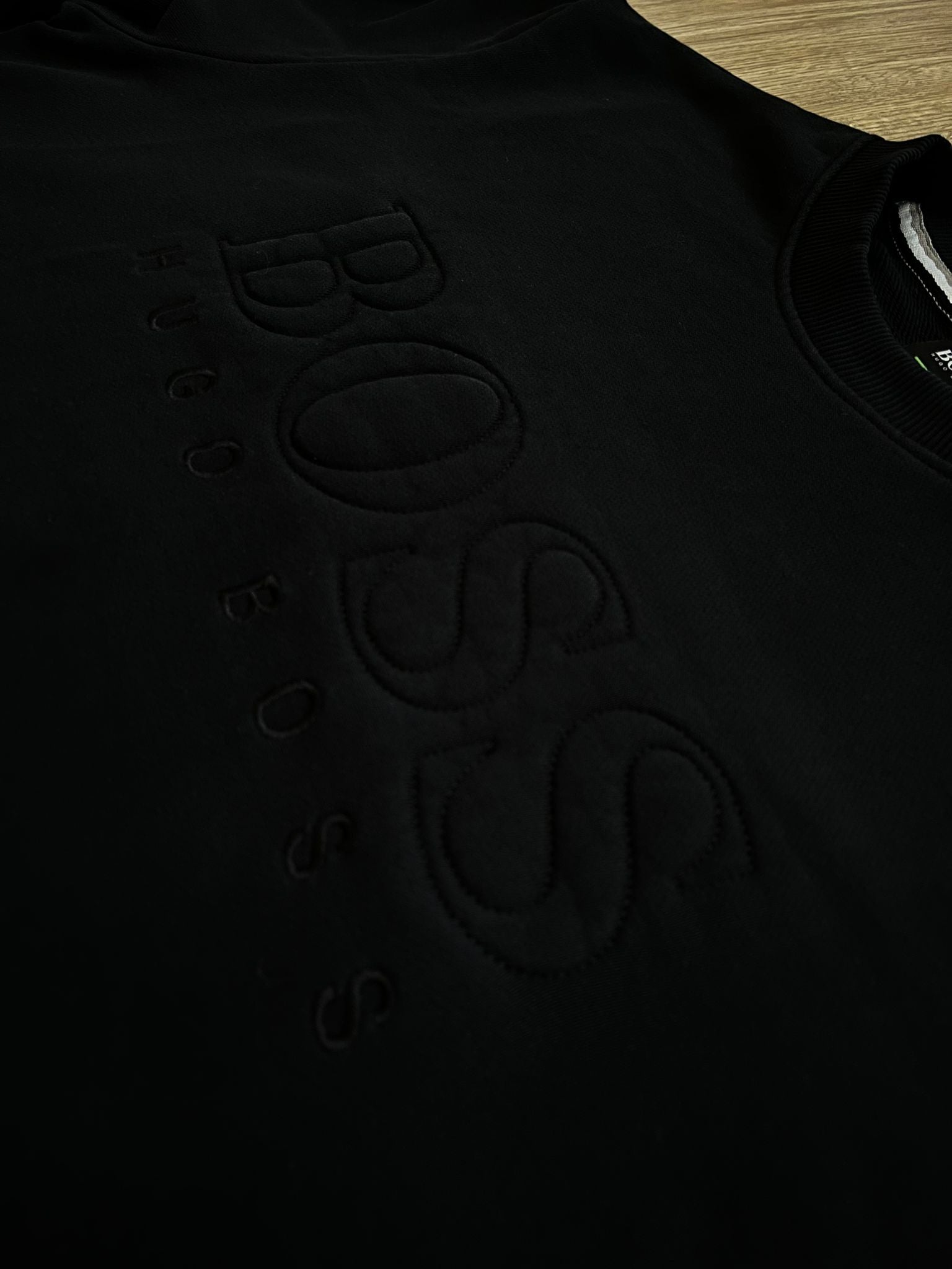 Hugo Boss черна блуза с голям надпис на гърдите