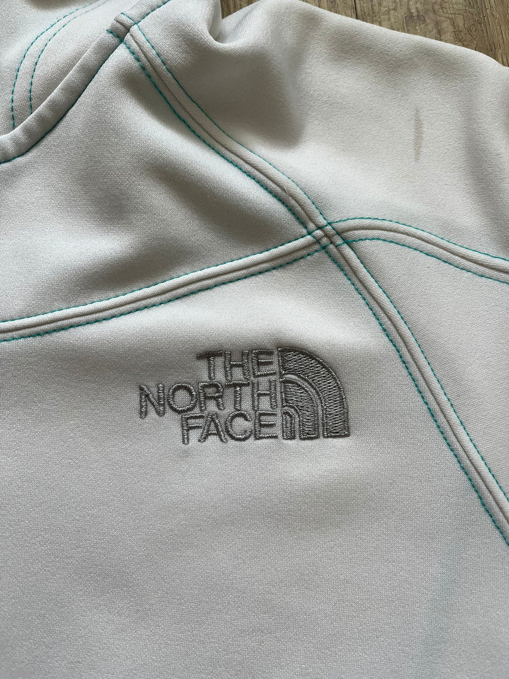 The North Face бял полар с качулка и зелени детайли дамско