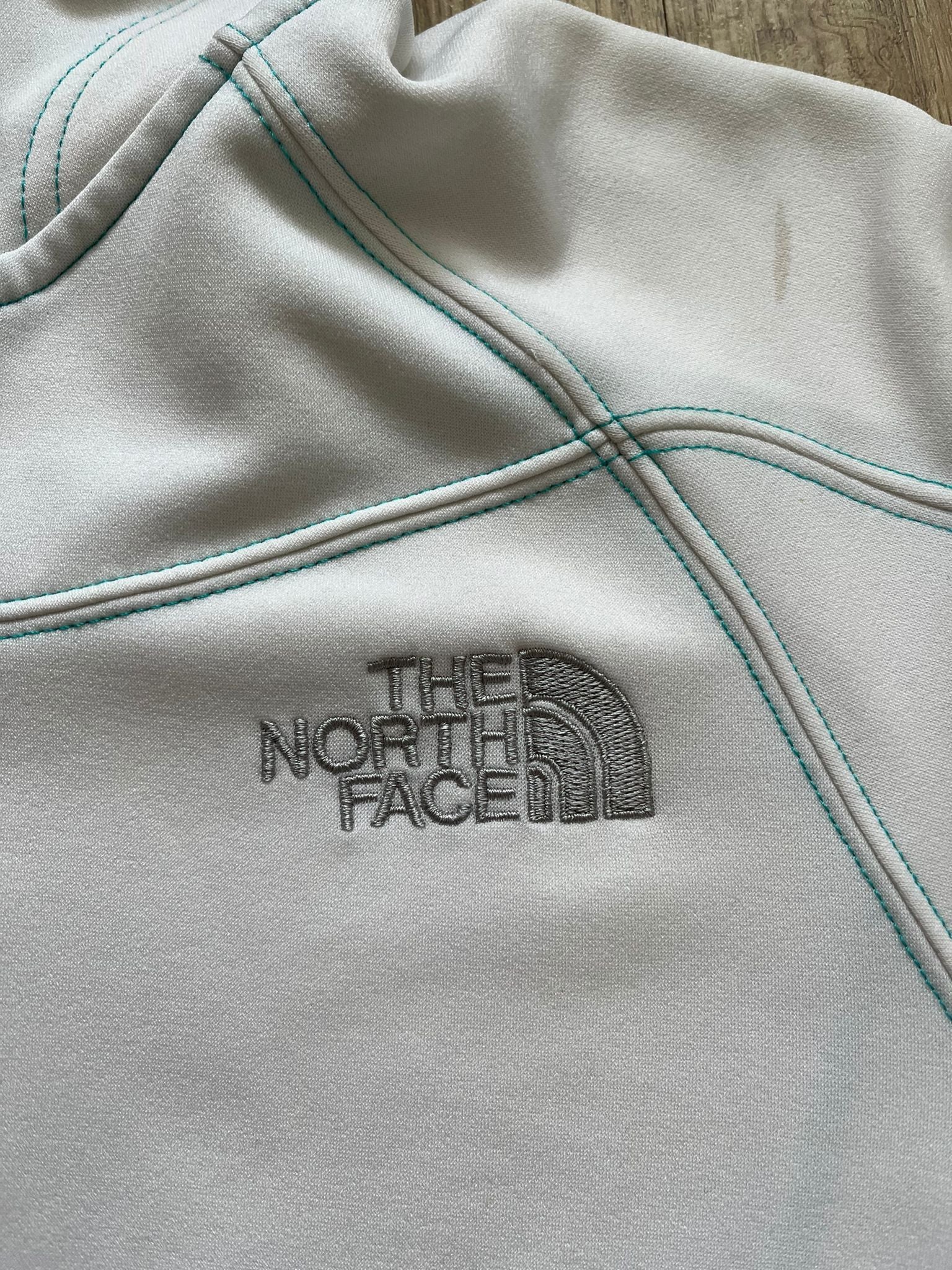 The North Face бял полар с качулка и зелени детайли дамско