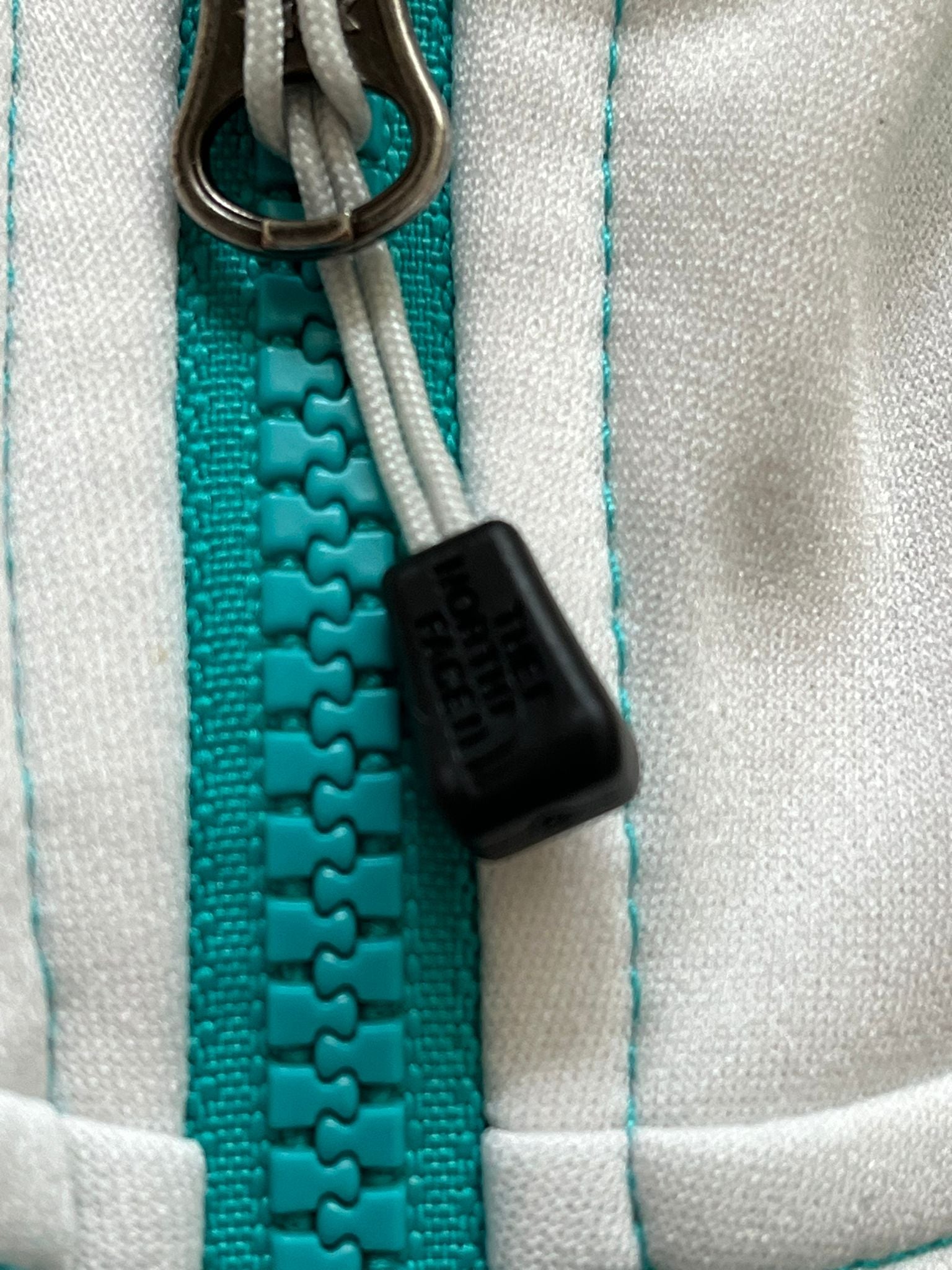 The North Face бял полар с качулка и зелени детайли дамско