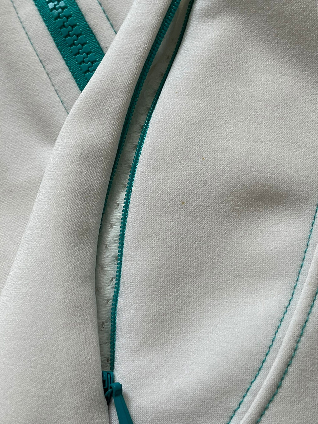 The North Face бял полар с качулка и зелени детайли дамско