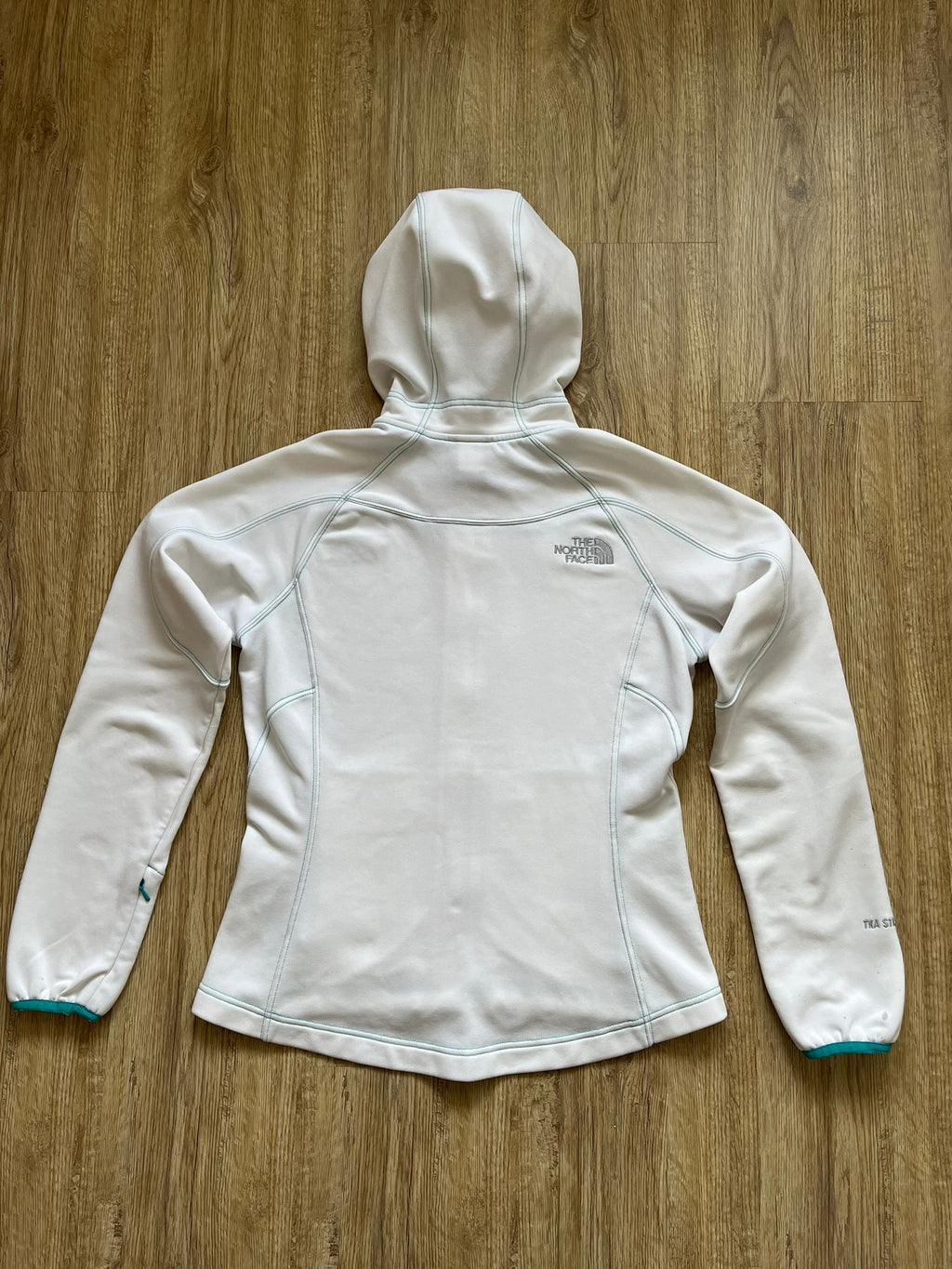 The North Face бял полар с качулка и зелени детайли дамско