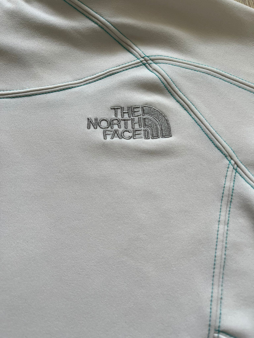 The North Face бял полар с качулка и зелени детайли дамско