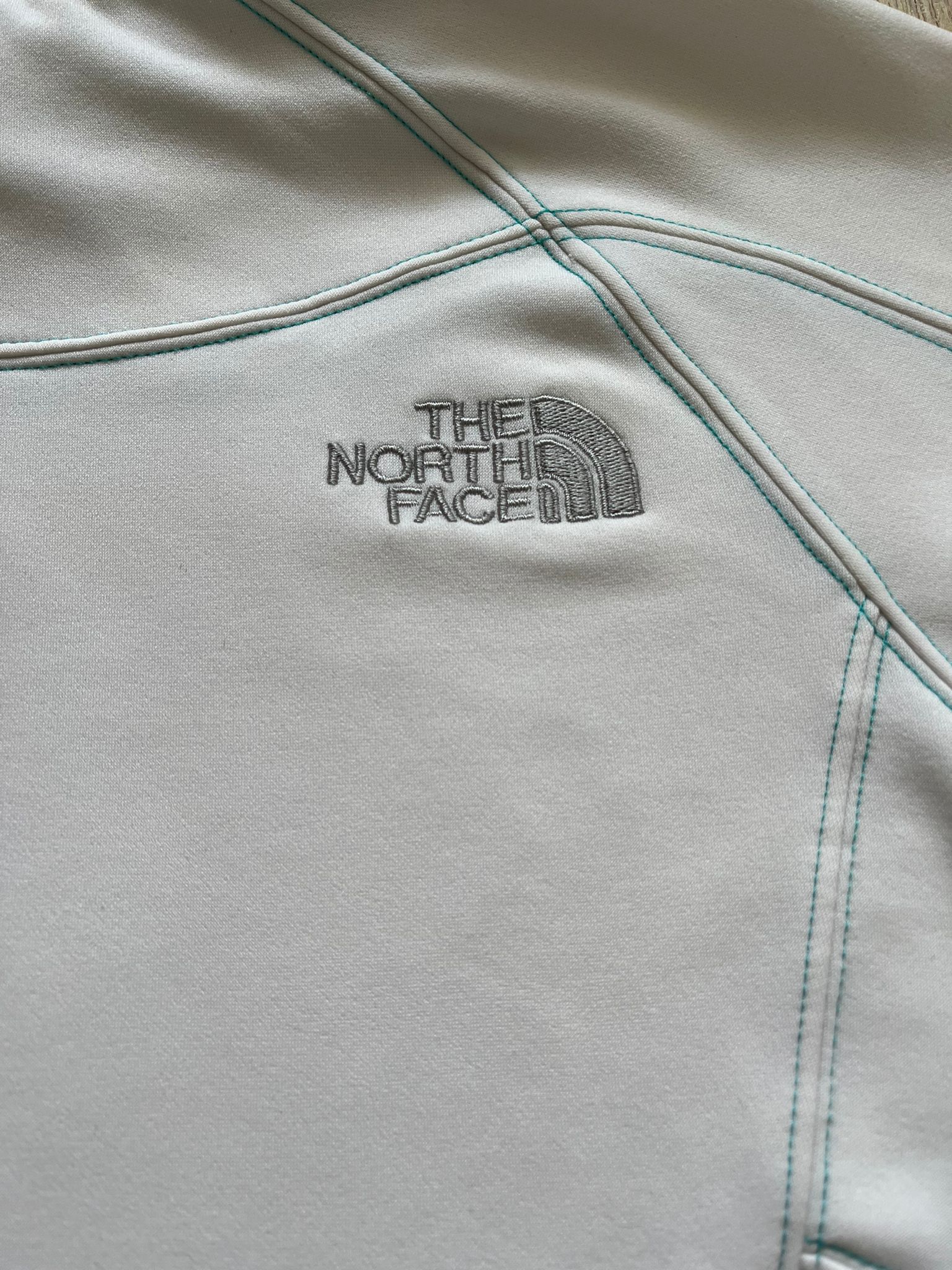 The North Face бял полар с качулка и зелени детайли дамско